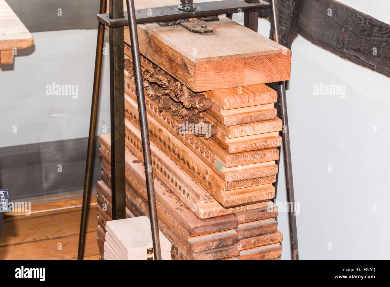 Antigua prensa de cigarros hechos de madera Foto de stock