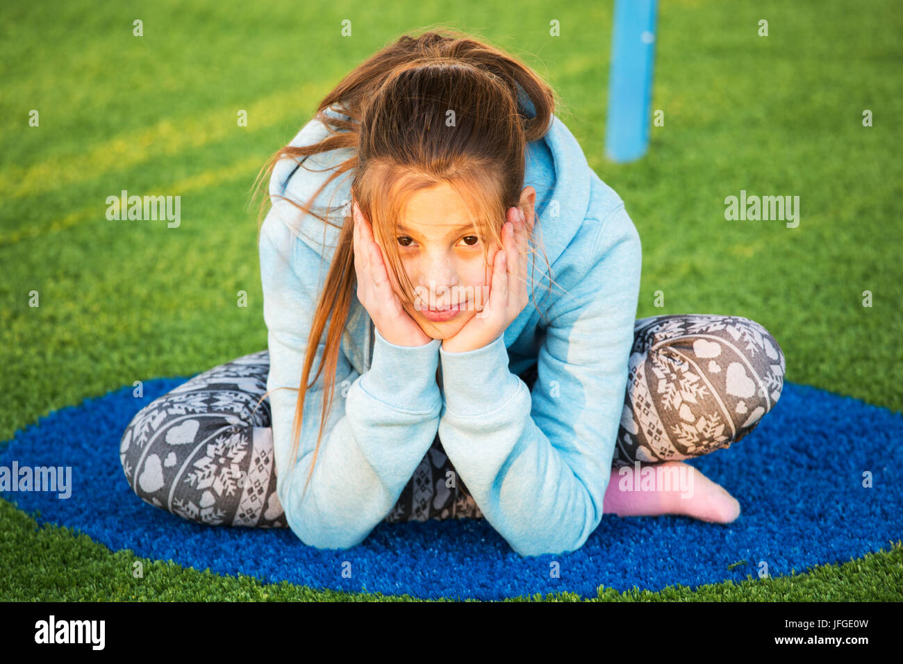 Hermosa chica adolescente participa en el yoga Foto de stock