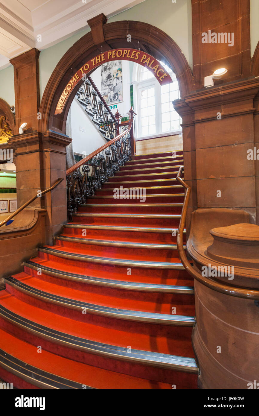 Escocia, Glasgow, Museo del Palacio del Pueblo, entrada escalera Foto de stock