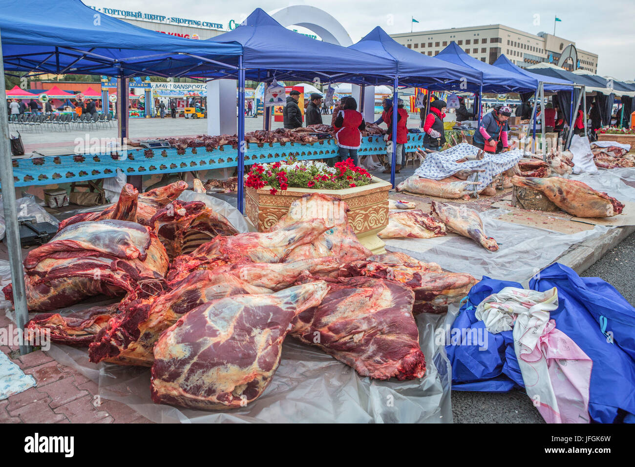 Ciudad de Kazajstán, Astana, mercado de la Ciudad Vieja, la carne de caballo Foto de stock
