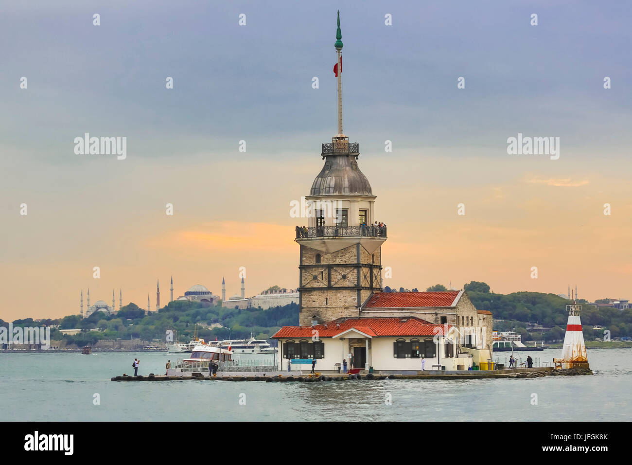La ciudad de Estambul, Turquía, Uskudar, Torre de la Doncella Isla, Kiz Kulesi y thye Cuerno de Oro Foto de stock