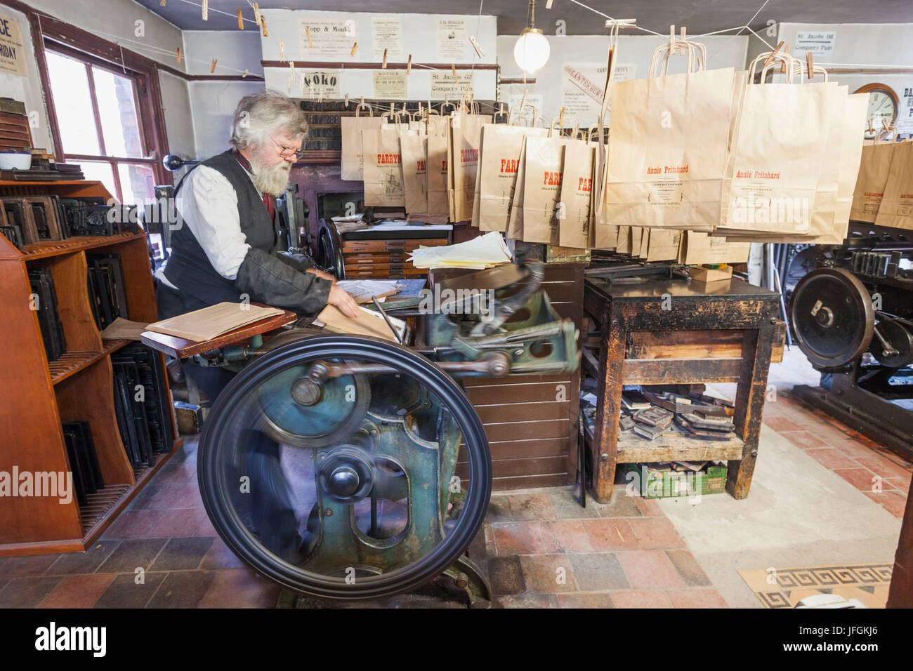 Inglaterra, Shropshire, en Ironbridge, Blists Hill, Histórica Victoriana, Demostración de la máquina de impresión Foto de stock