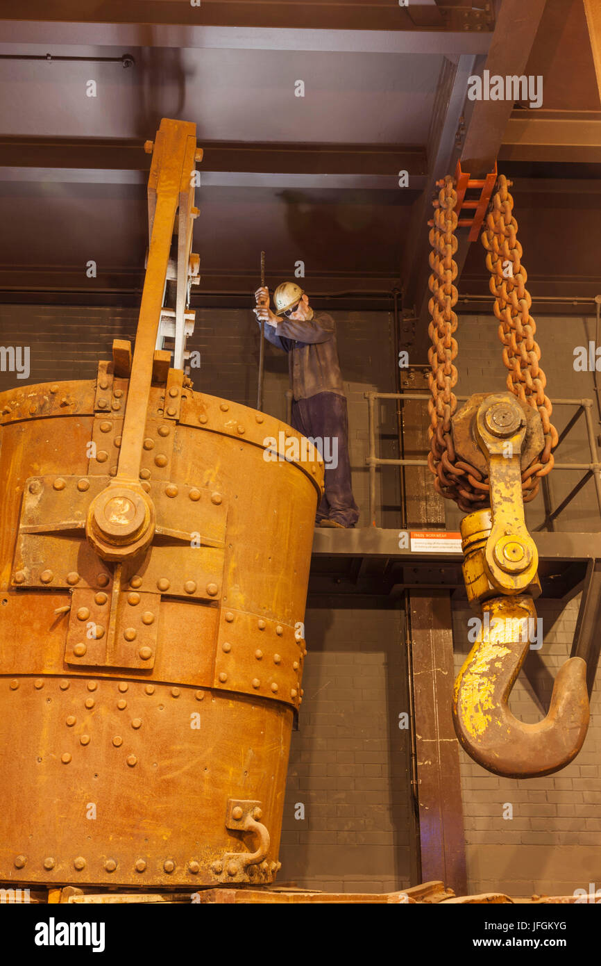 Inglaterra, Yorkshire, Sheffield, Kelham Island Museum, vista desde el interior del casco histórico de maquinaria para la industria siderúrgica Foto de stock