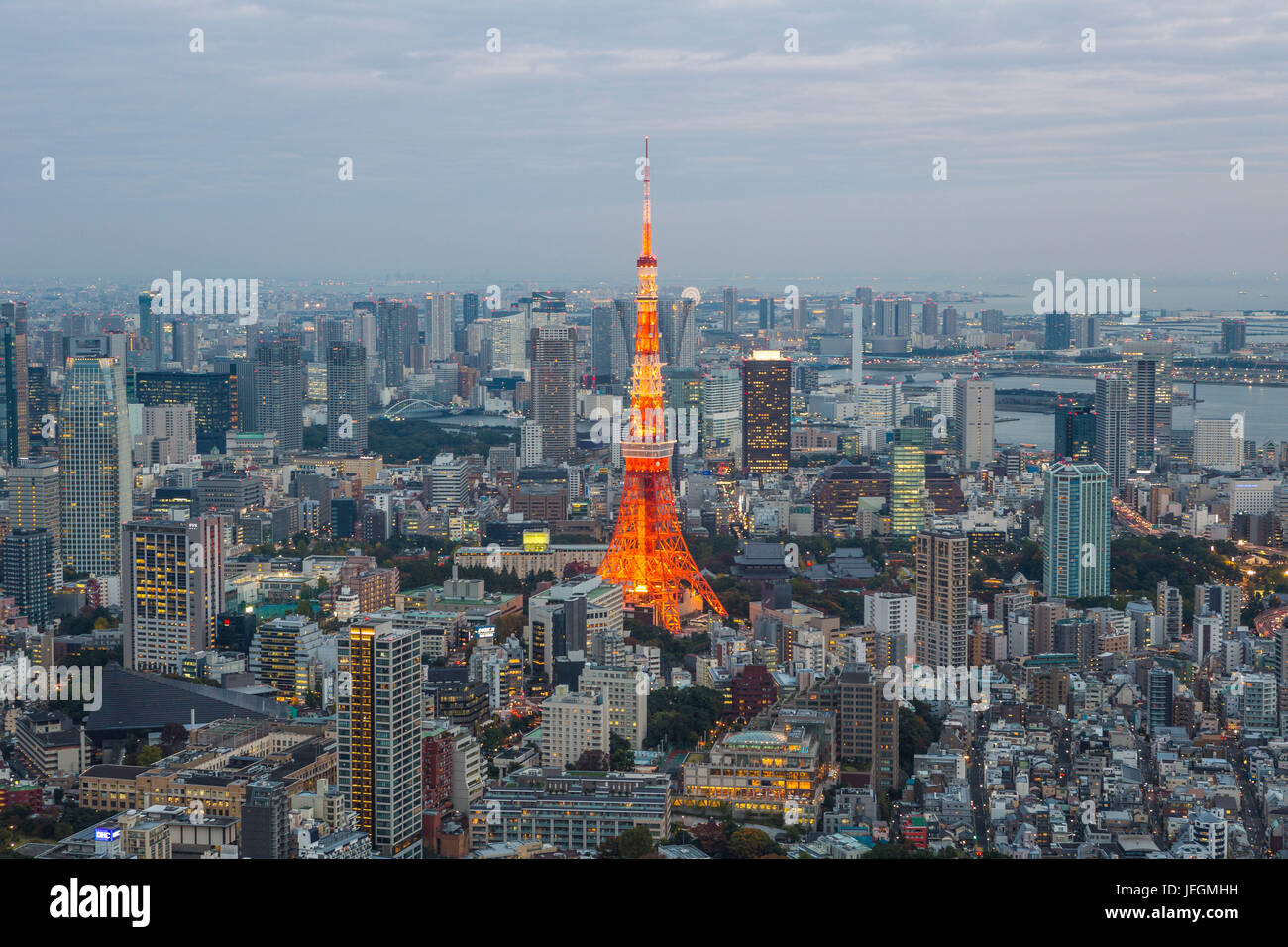 Japón, la ciudad de Tokio, La Torre de Tokio, Panorámica desde Roppongi Hills edificio Foto de stock