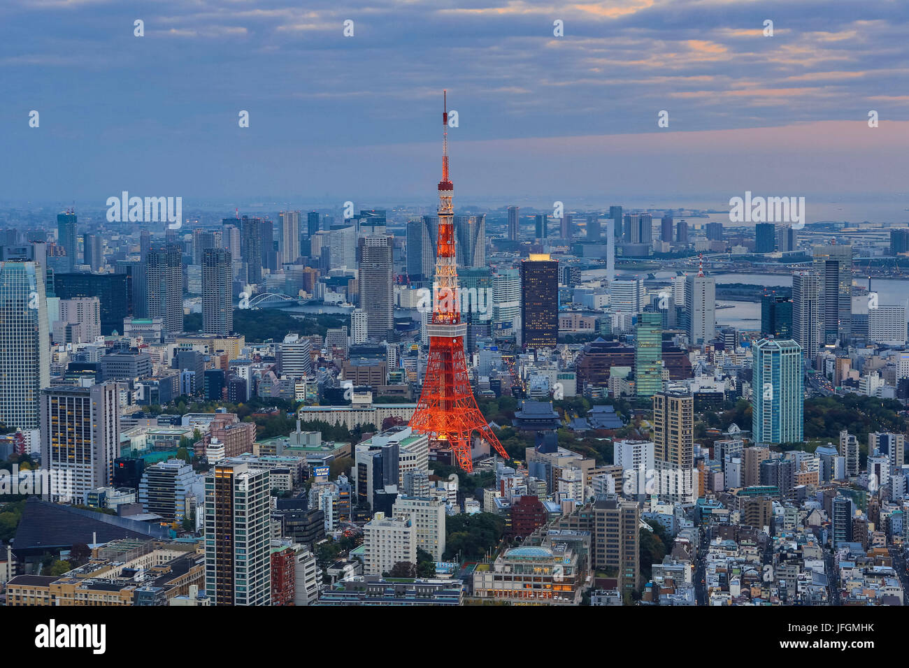 Japón, la ciudad de Tokio, La Torre de Tokio, Panorámica desde Roppongi Hills edificio Foto de stock