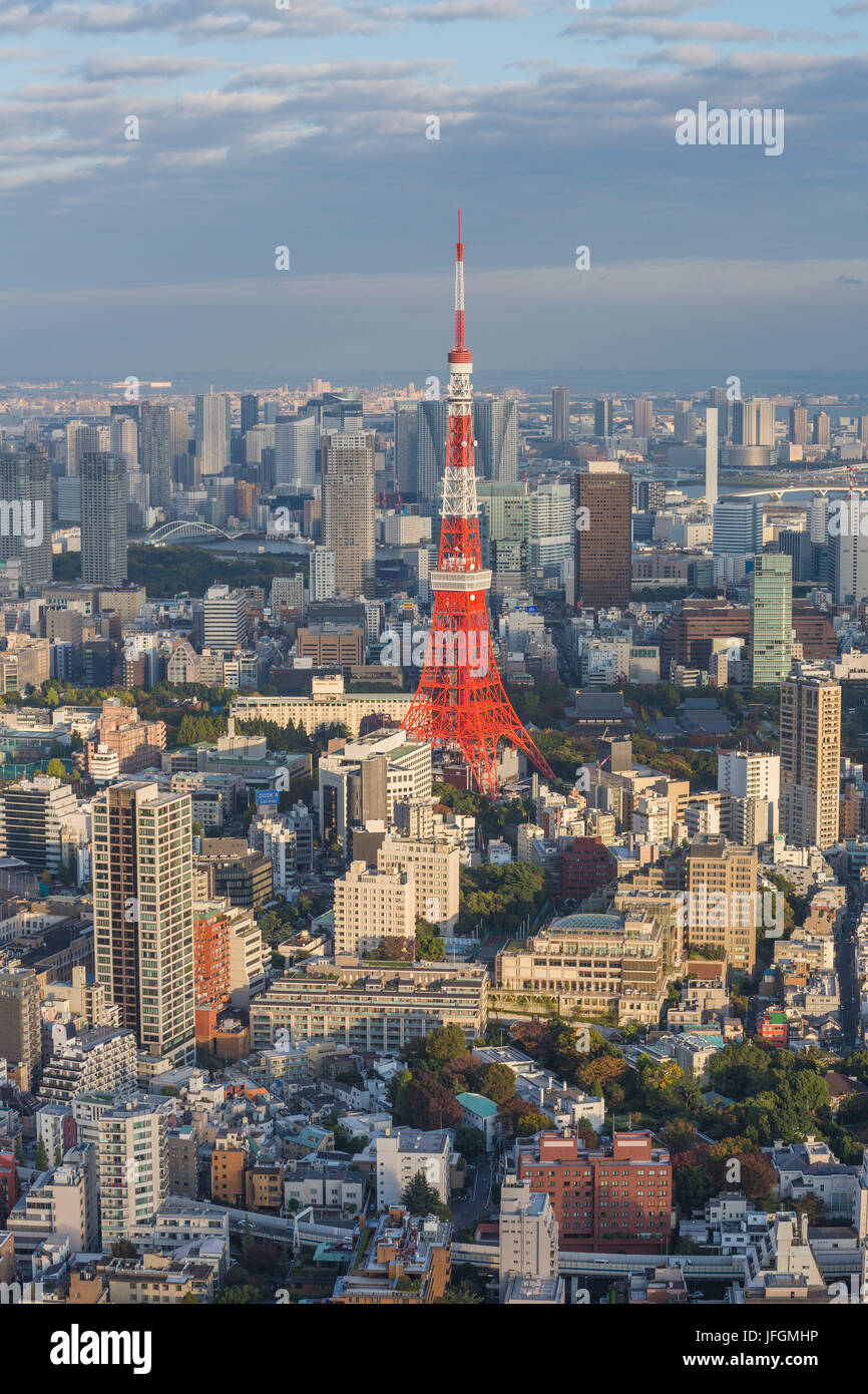 Japón, la ciudad de Tokio, La Torre de Tokio, Panorámica desde Roppongi Hills edificio Foto de stock