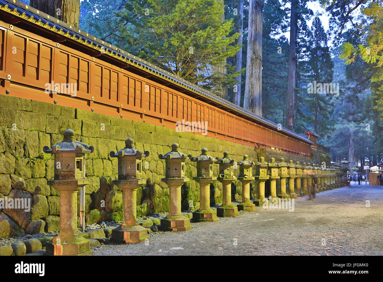 Japón, Nikko City, al santuario de Toshogu, linternas avenue Foto de stock