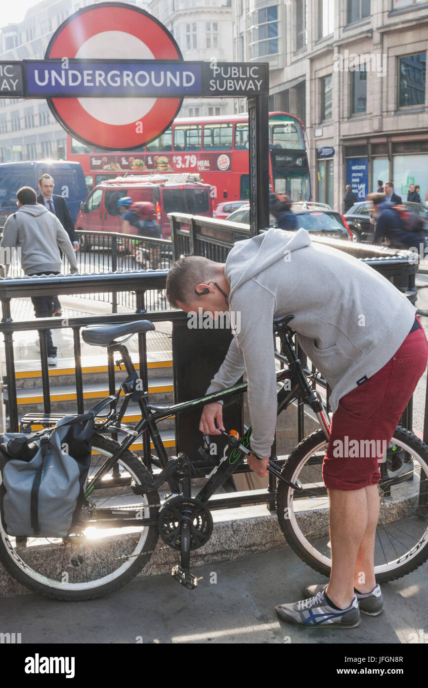 Inglaterra, Londres, Ciudad de Londres, el ciclista Bicicleta de fijación para barandillas Foto de stock