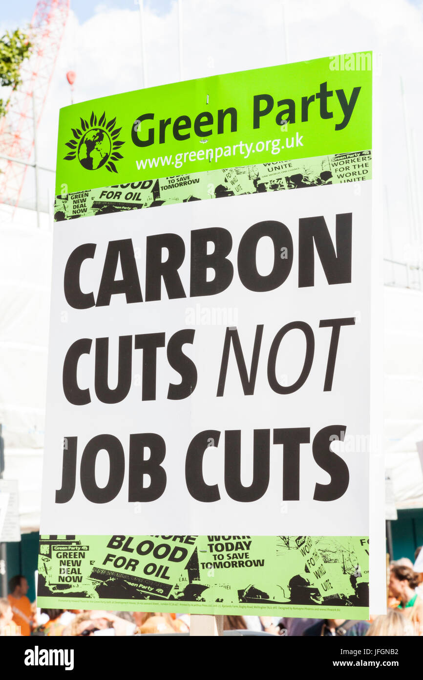 Inglaterra, Londres, cambio climático la demostración, pancarta instando a los recortes de carbono Foto de stock