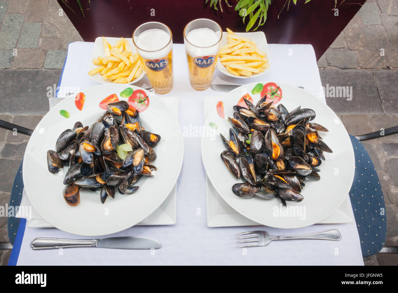 Bélgica, Bruselas, cena en los restaurantes de mejillones Fotografía de  stock - Alamy