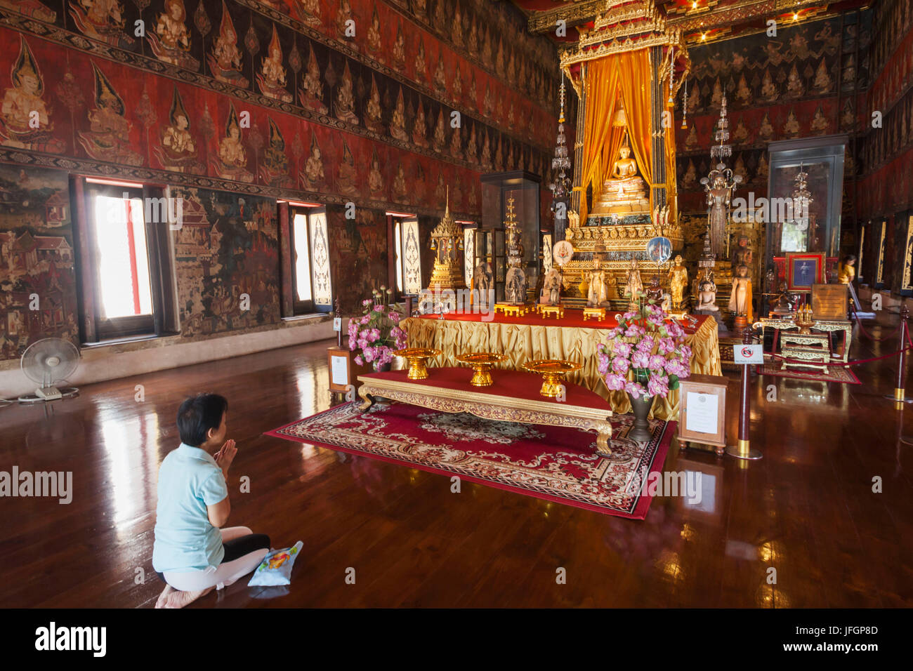 Tailandia, Bangkok, el Museo Nacional de Bangkok, estatua de Buda y la decoración interior de la capilla Bhuddhaisawan Foto de stock