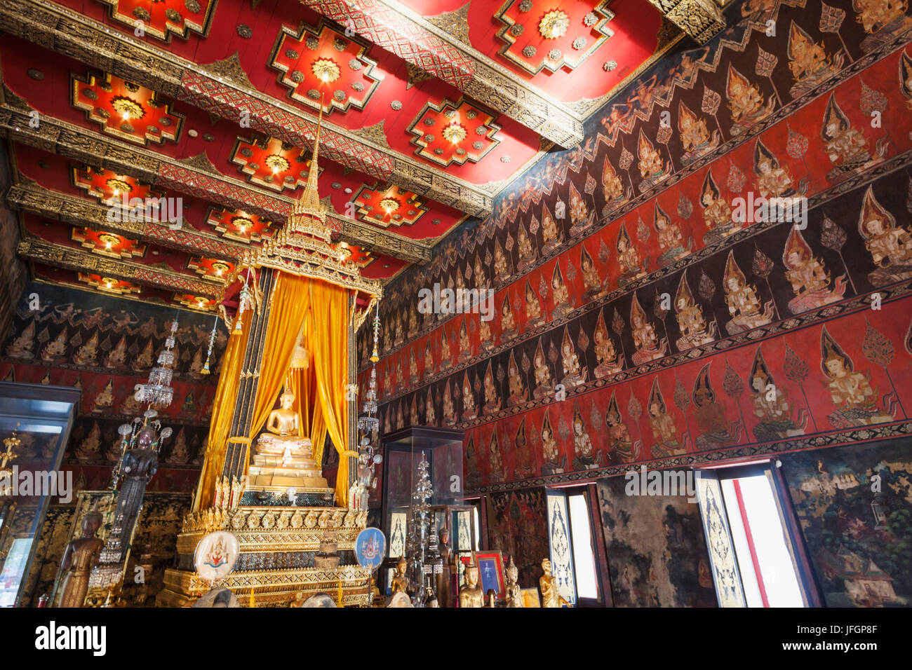 Tailandia, Bangkok, el Museo Nacional de Bangkok, estatua de Buda y la decoración interior de la capilla Bhuddhaisawan Foto de stock