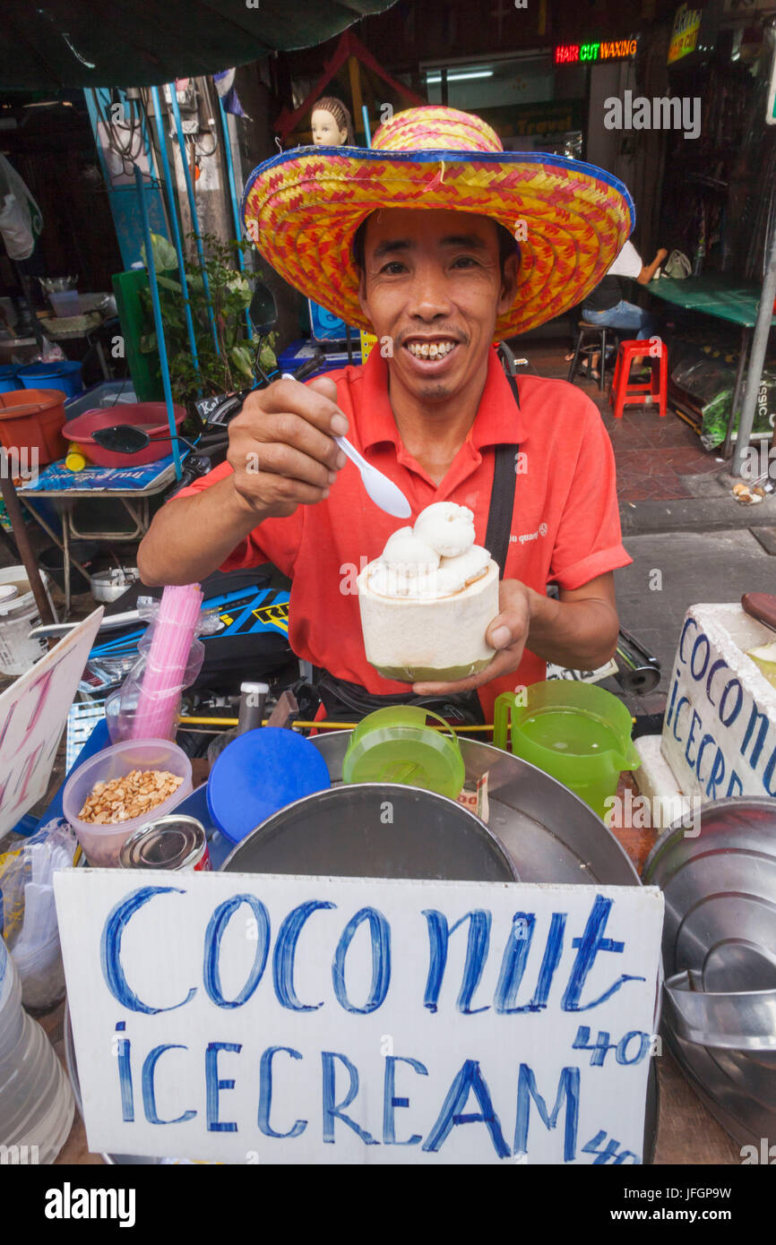 Tailandia, Bangkok, Khaosan Road, vendedor de helados de coco Foto de stock