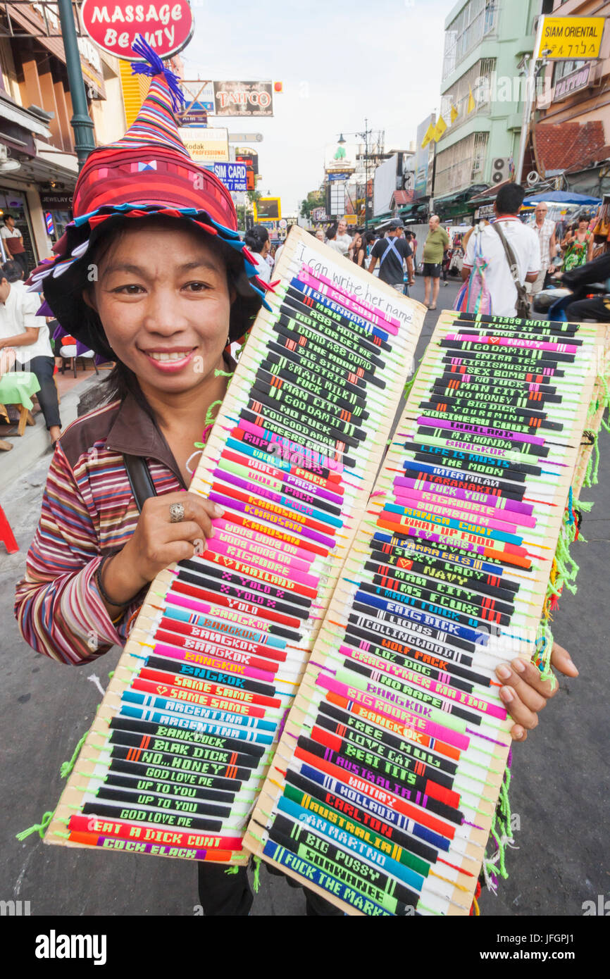 Tailandia, Bangkok, Khaosan Road, mujer vende Muñequeras Foto de stock