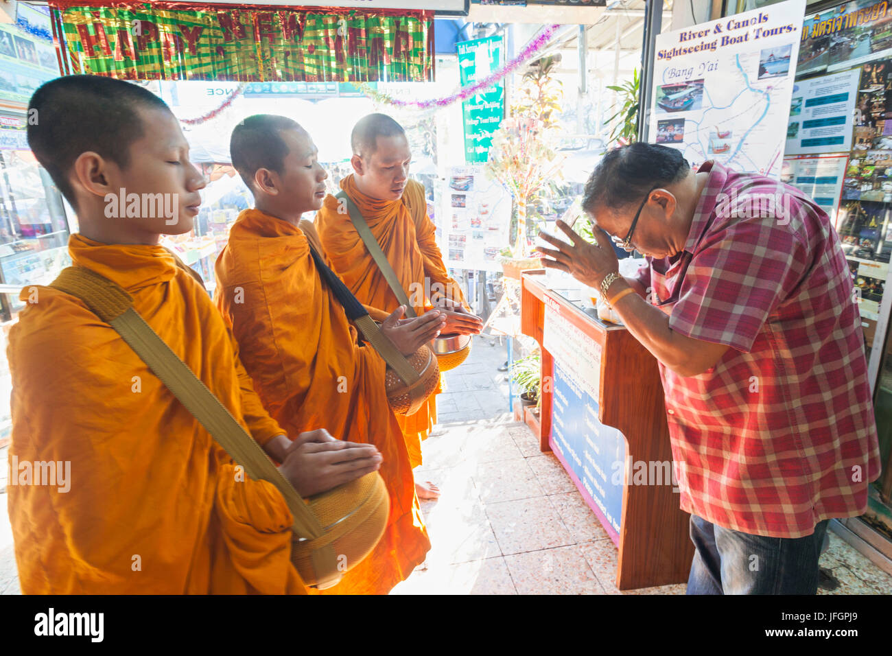 Tailandia, Bangkok, el hombre orando al monje Foto de stock