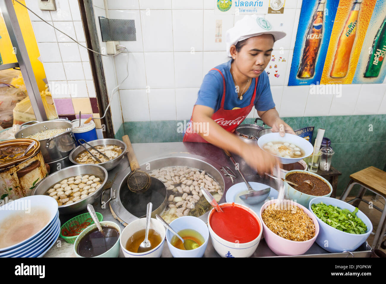 Tailandia, Bangkok, tienda de fideos típica escena Foto de stock