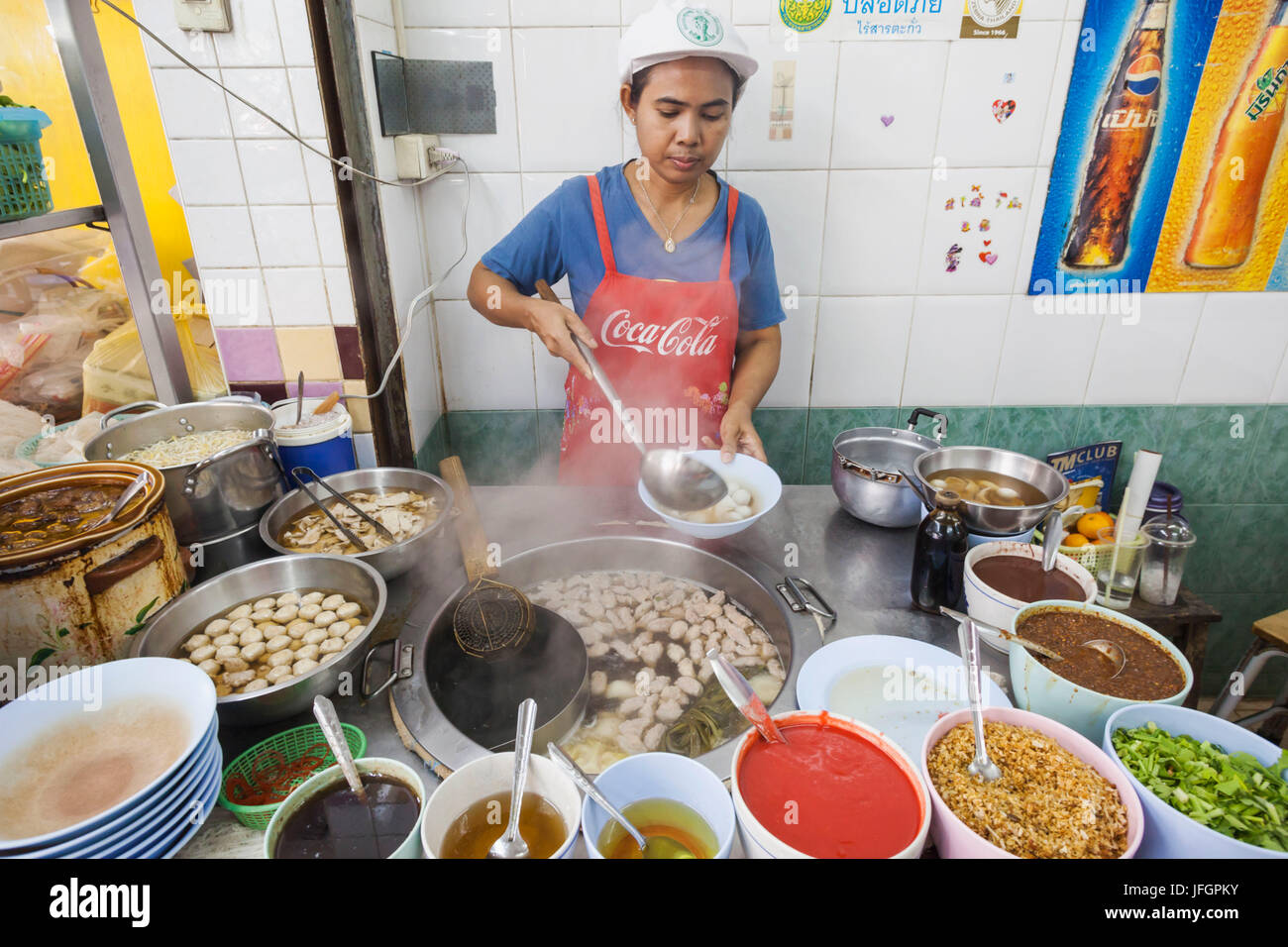 Tailandia, Bangkok, tienda de fideos típica escena Foto de stock