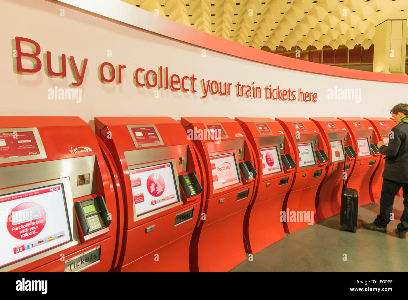 Inglaterra, Londres, la estación de tren de Euston, máquinas expendedoras de billetes de autoservicio Foto de stock