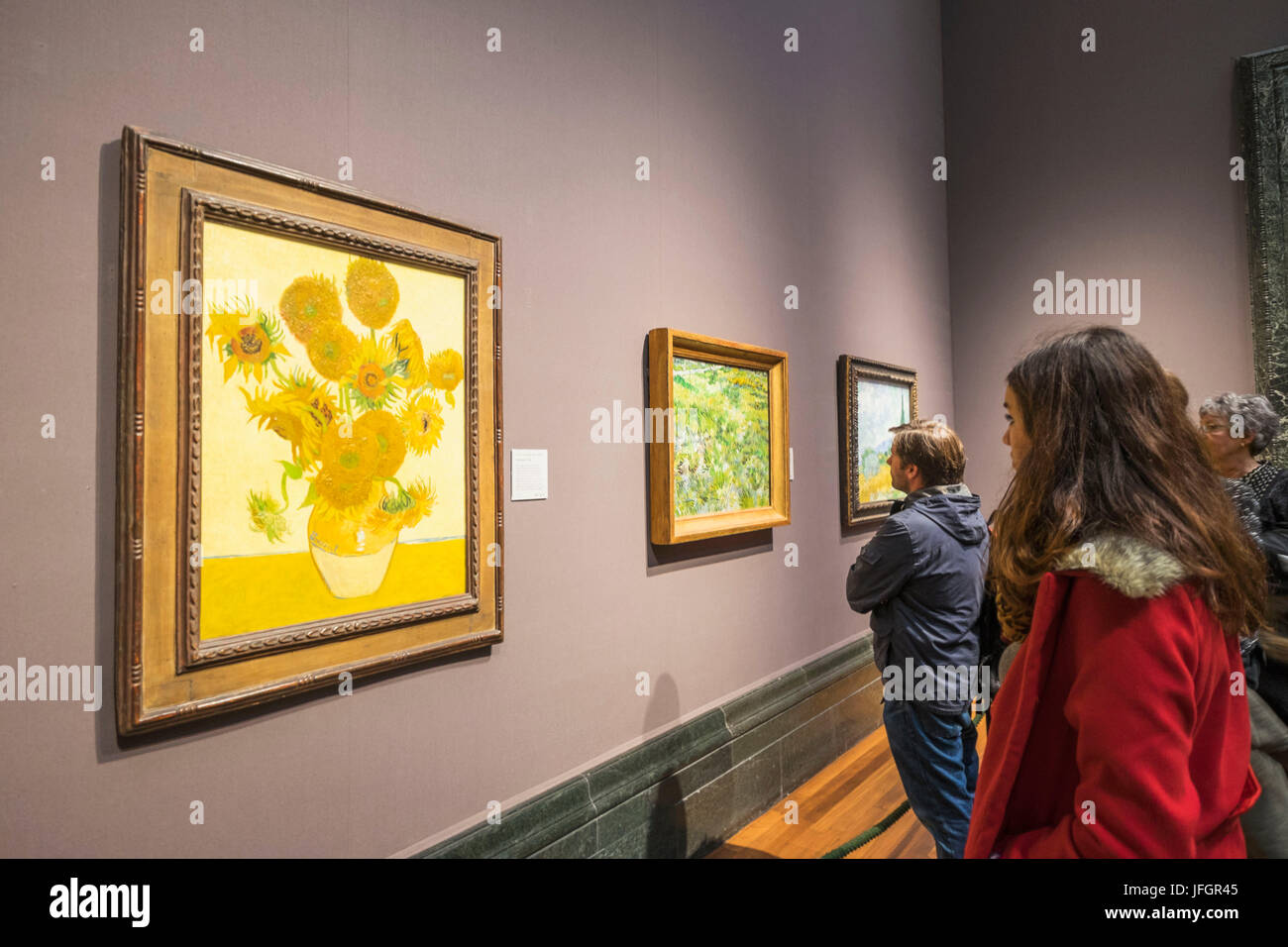 Inglaterra, Londres, Trafalgar Square, la National Gallery, los visitantes y los girasoles de Van Gogh pintura Foto de stock