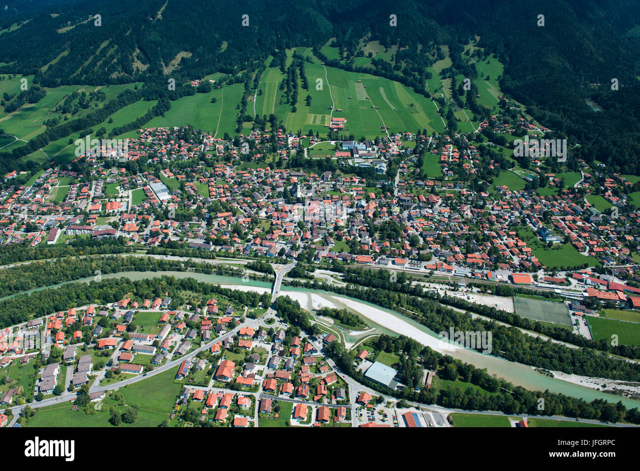 Lenggries en el valle del Isar, fotografía aérea, montaña de los Alpes bávaros, Baviera, Alemania Foto de stock