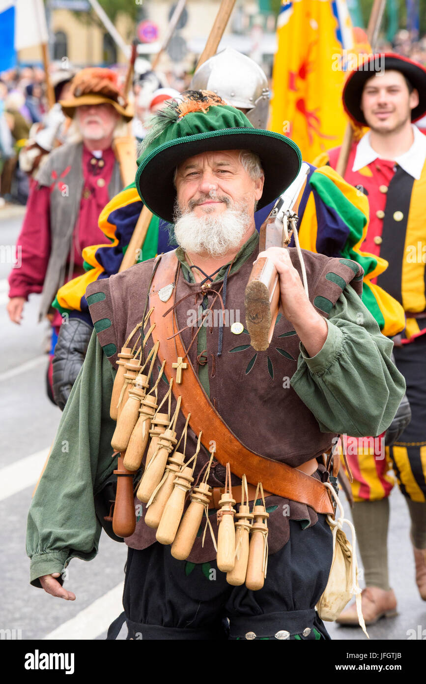Oktoberfest en 2015 con trajes tradicionales y protección procesión, traje  tradicional grupo de Duke's medieval ciudad de Burghausen Fotografía de  stock - Alamy