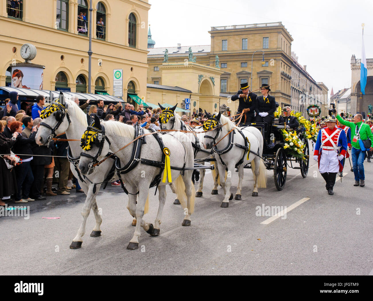 Oktoberfest en 2015 con trajes tradicionales y protección procesión, trajes tradicionales y clubes de protección de Baviera y la unión de países extranjeros de marzo directamente a través del centro de la ciudad hasta el Theresienwiese, Foto de stock