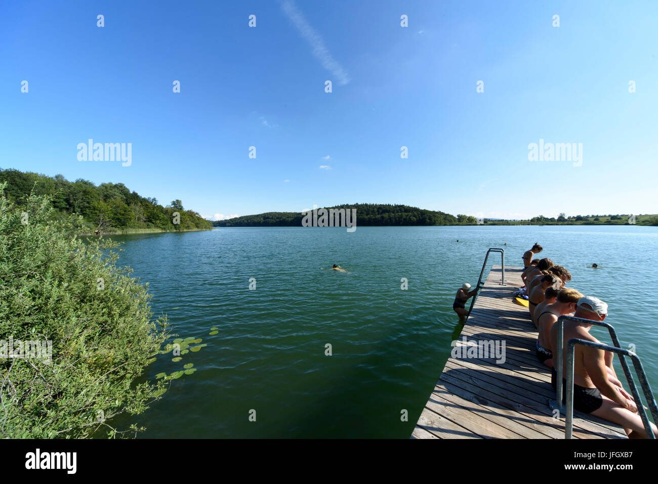 Tener un baño en la península, Mindelsee Bodanrück, Lago de Constanza, Baden-Wurttemberg, Alemania Foto de stock