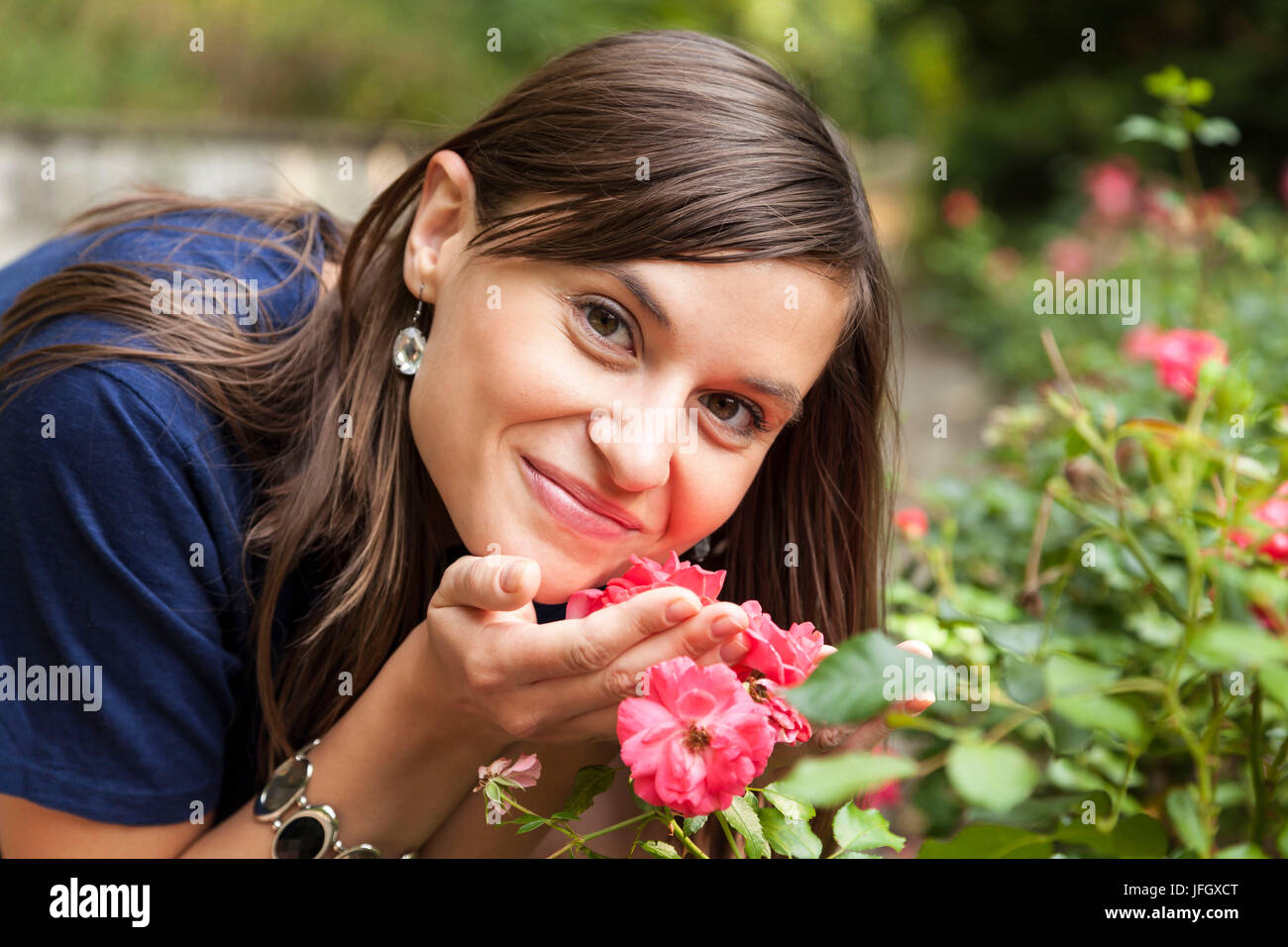 Mujer joven con flor Foto de stock