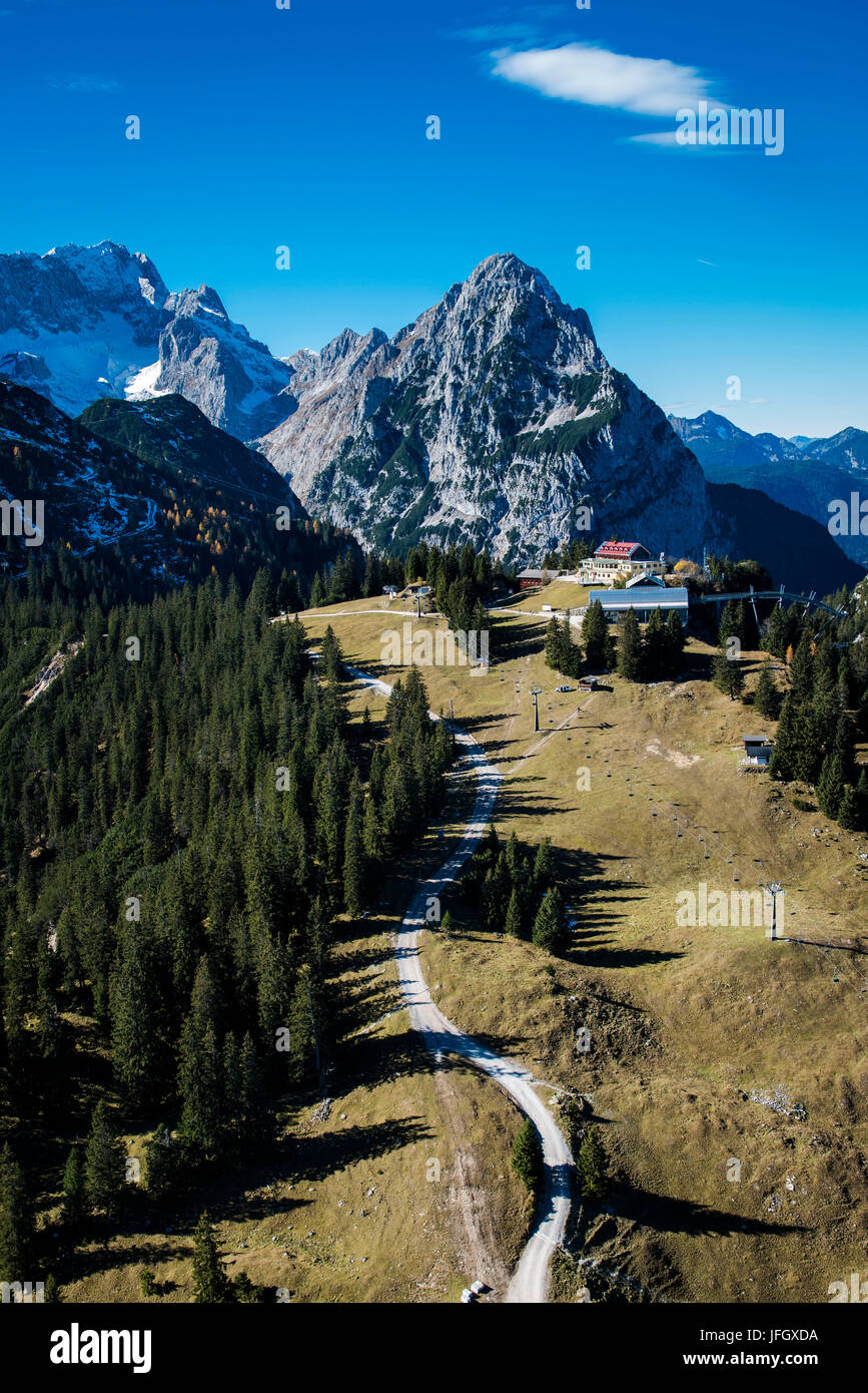 Garmisch-Partenkirchen, Hexenkessel, otoño, tomas aéreas, Waxnstein, Zugspitze, praderas alpinas, Werdenfels, tierras altas, Baviera, Alemania Foto de stock