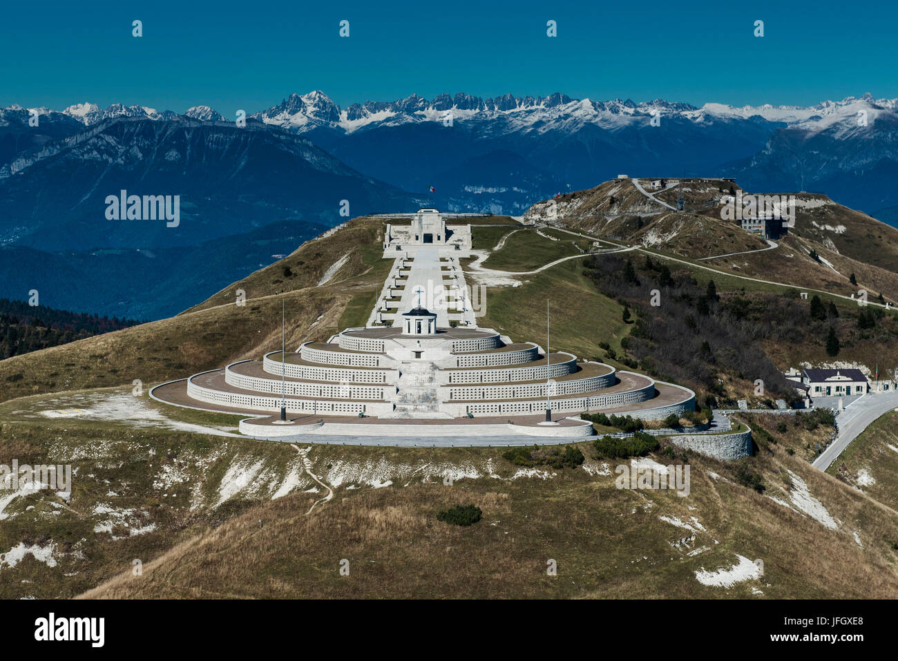 Monumento en el Monte Grappa, guerra mundial monumento, otoño, tomas aéreas, Ventien, Italia Foto de stock
