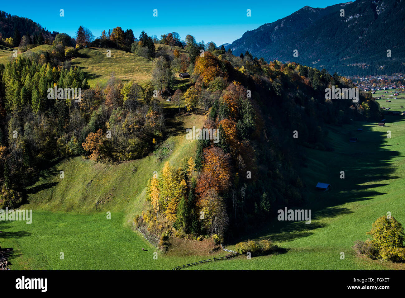 Garmisch-Partenkirchen con la montaña Kochel, otoño, tomas aéreas, praderas alpinas, Werdenfels, tierras altas, Baviera, Alemania Foto de stock