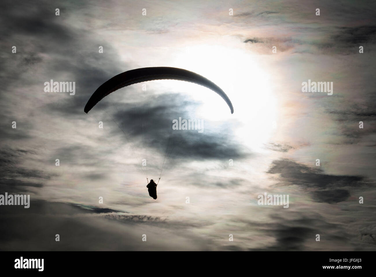 Parapente en el cielo atmosférico, fotografía aérea, el sol, Bassano, Monte Grappa, Veneto, Italia Foto de stock