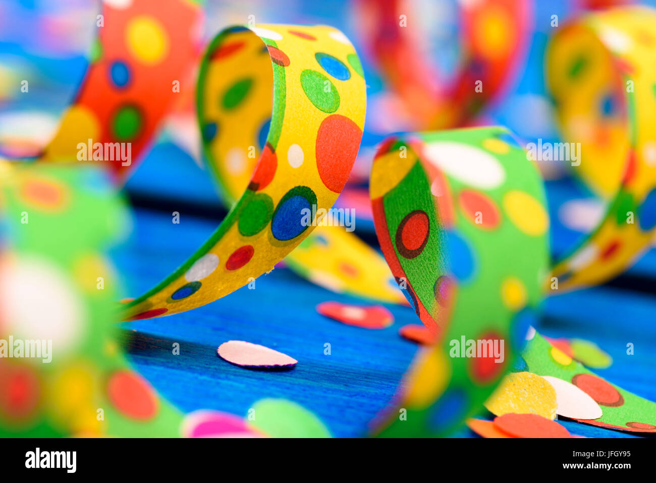 Las serpentinas de carnaval, la víspera de Año Nuevo o el cumpleaños sobre  fondo azul Fotografía de stock - Alamy