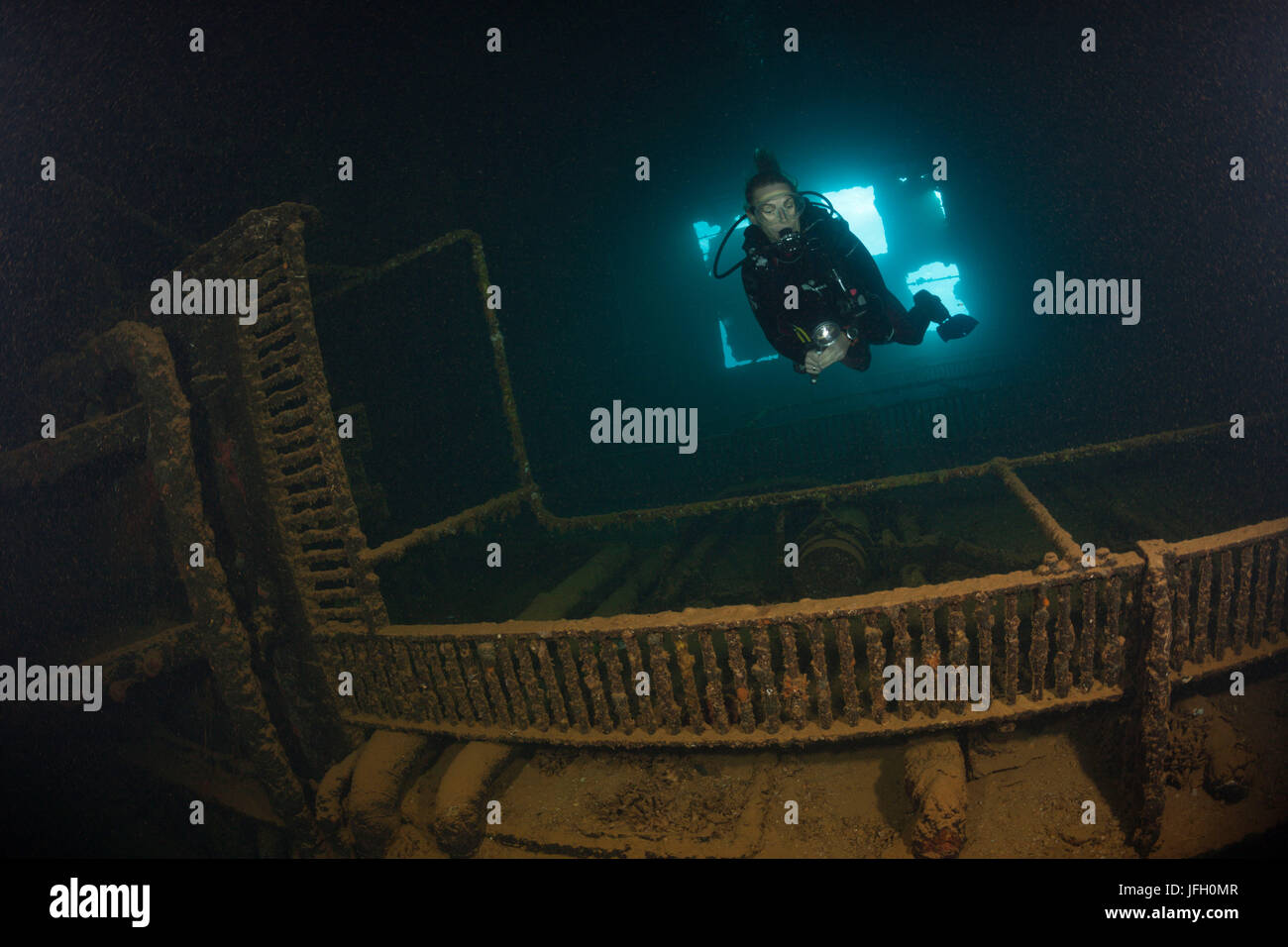Diver en el naufragio de la Umbría, outsideate arrecife, el Mar Rojo, Sudán Foto de stock