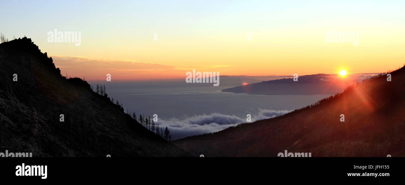 Vista del Teide, en la isla de La Palma al atardecer Foto de stock