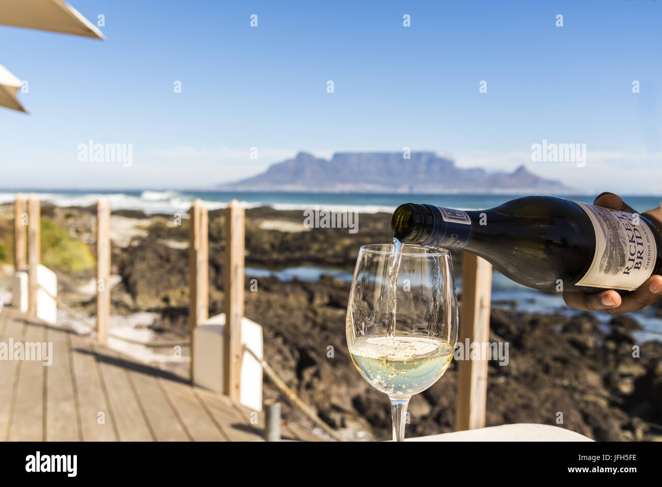 Vino blanco, Table Mountain en bloubergstrand Foto de stock