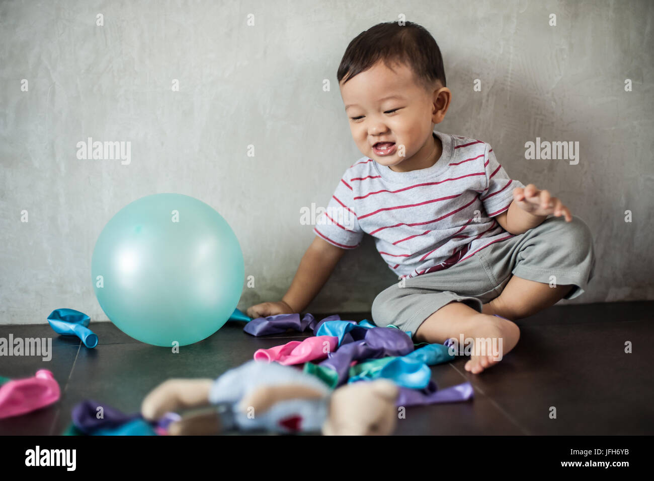 Pequeños globos fotografías e imágenes de alta resolución - Alamy