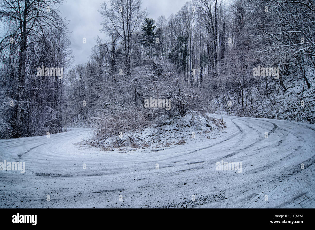 Curva S road en las montañas tras la tormenta de nieve del invierno Foto de stock