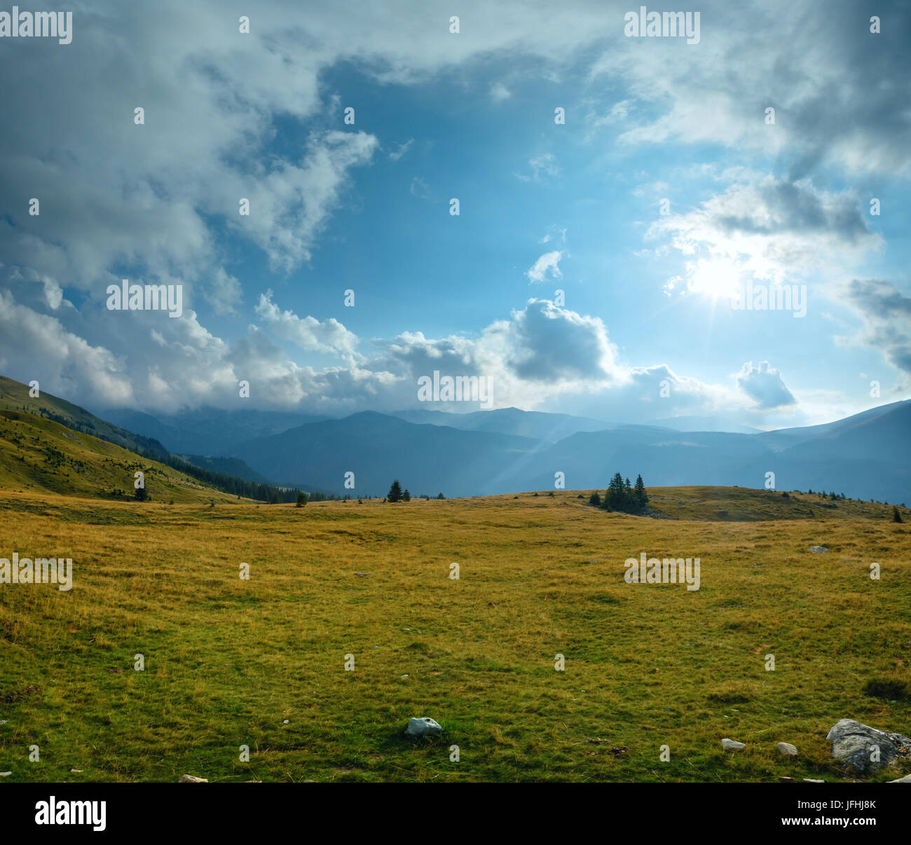 Verano Transalpina road (Cárpatos, Rumania). Foto de stock