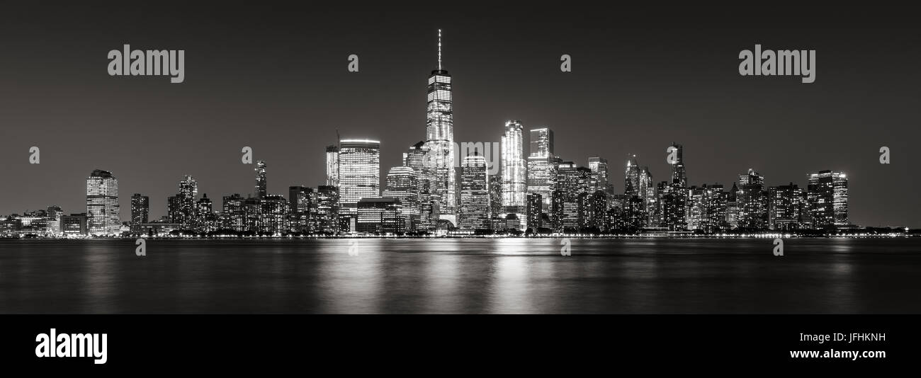En Blanco y Negro vista panorámica de la ciudad de Nueva York rascacielos del distrito financiero. Vista panorámica de Manhattan Foto de stock