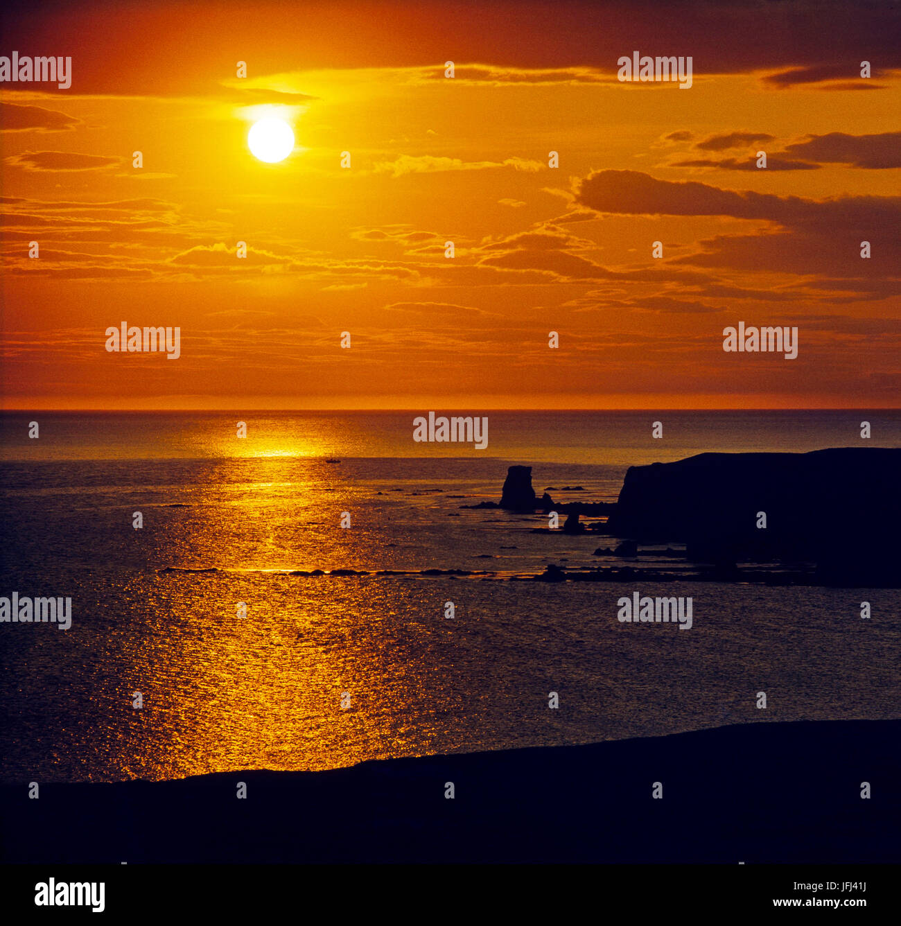 La magia del sol de medianoche en el norte de Islandia, en Axarfjord Foto de stock