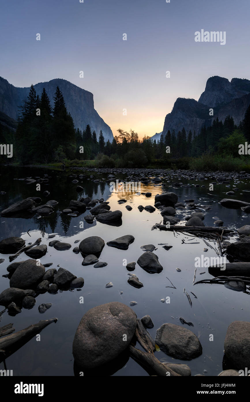 Amanecer en el río Merced, California, Estados Unidos, el valle de Yosemite Foto de stock