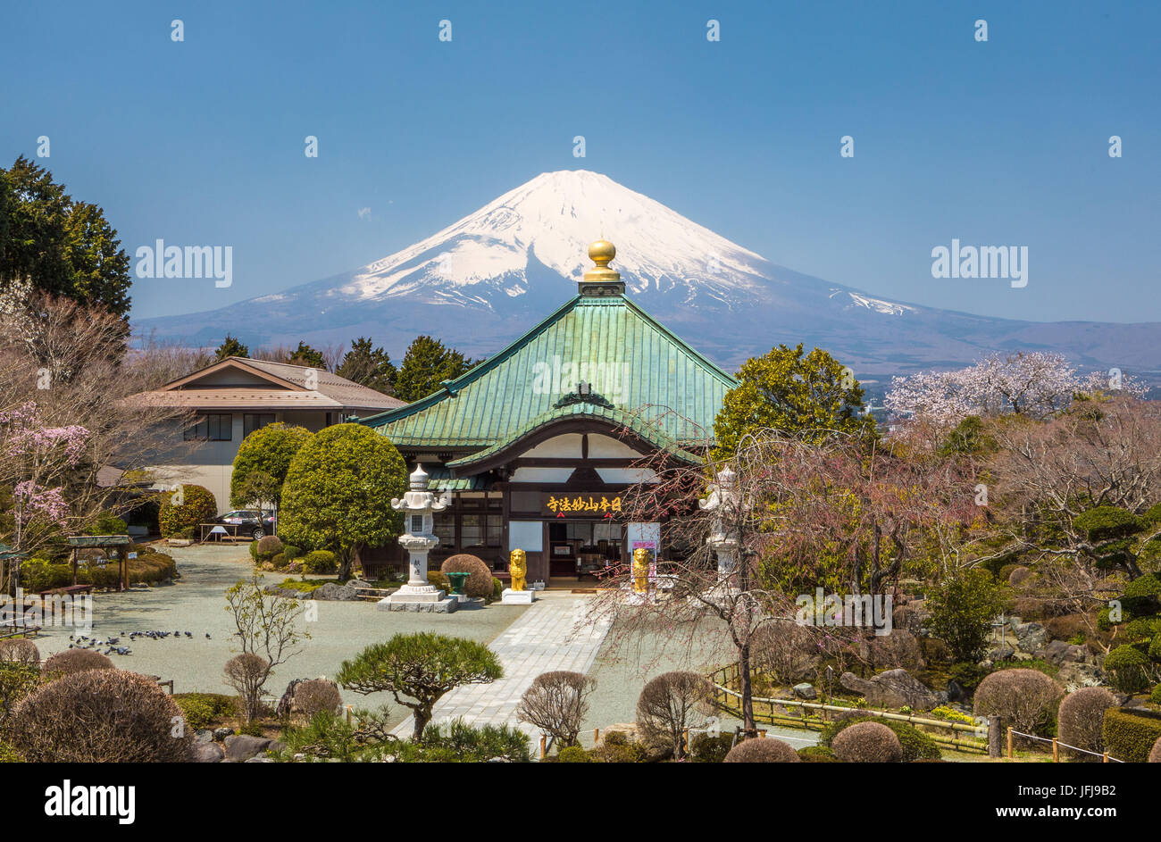 Japón, la ciudad de Gotemba, el templo y el Monte Fuji Foto de stock