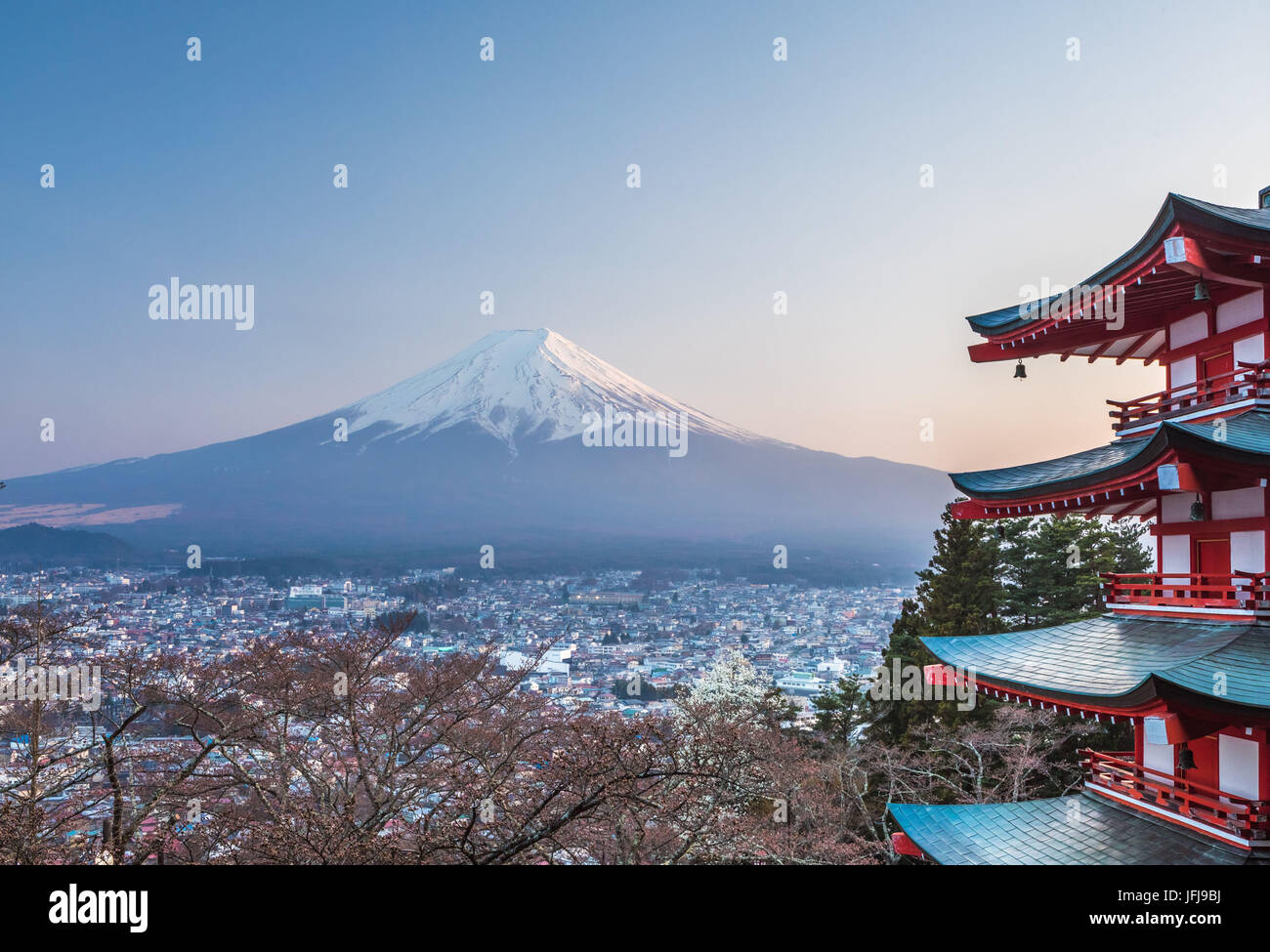 Japón, de la ciudad de Fujiyoshida, Pagoda Churieto, Monte Fuji Foto de stock