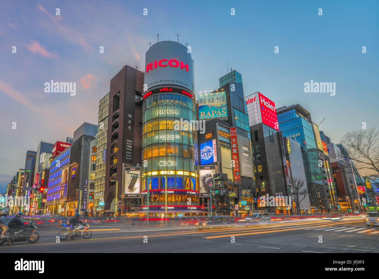 Japón, la ciudad de Tokio, en el área de Ginza, Chuo y Harumi avenidas cruce. Foto de stock