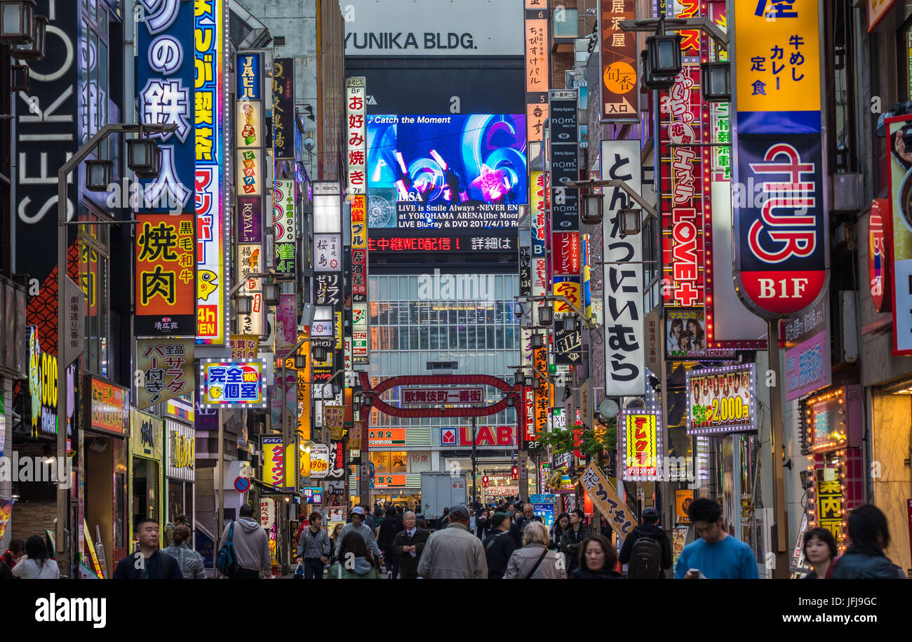Japón, la ciudad de Tokio, Shinjuku District, distrito de entretenimiento de Kabukicho Foto de stock
