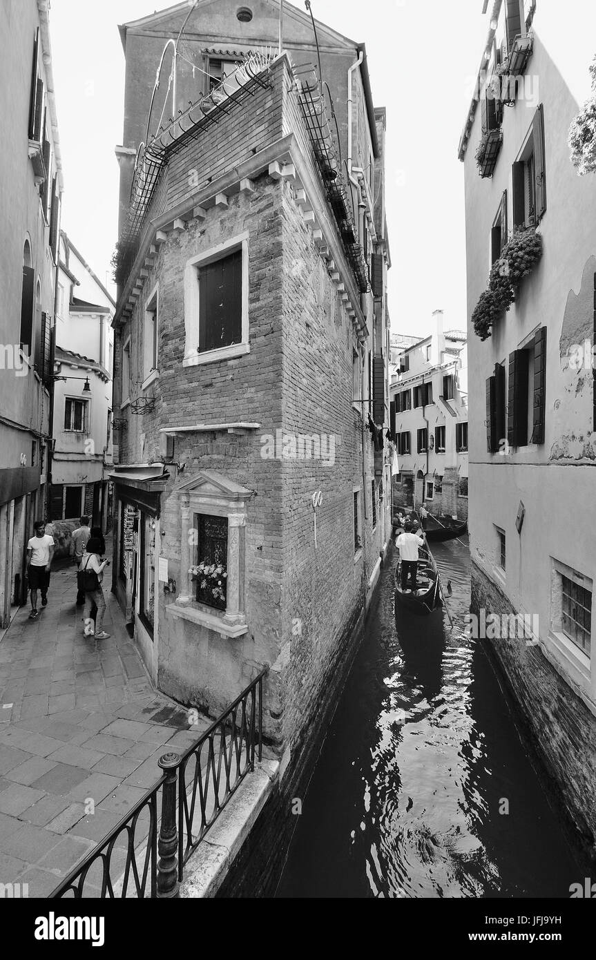 Las calles venecianos, carreteras y canales en la vida cotidiana, Italia Foto de stock