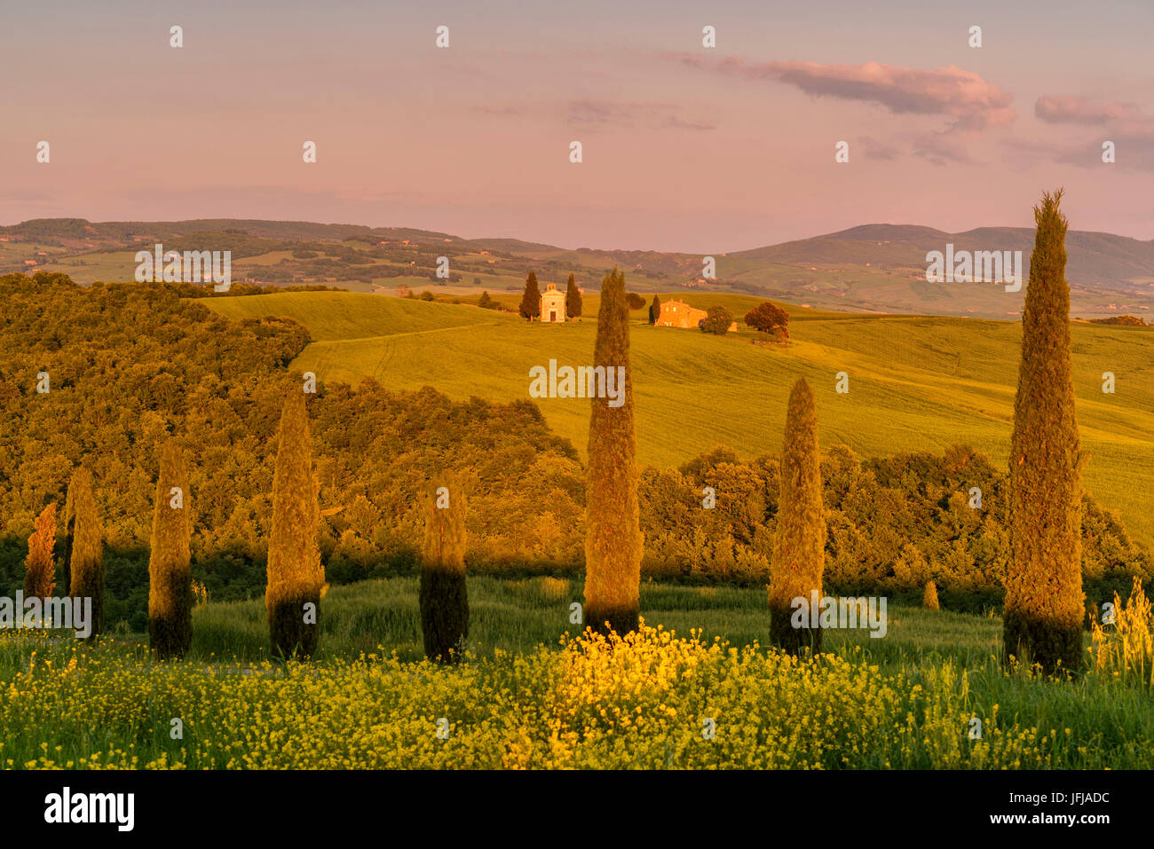 Europa, Italia, Capilla de Vitaleta al atardecer, provincia de Siena, Toscana, Foto de stock