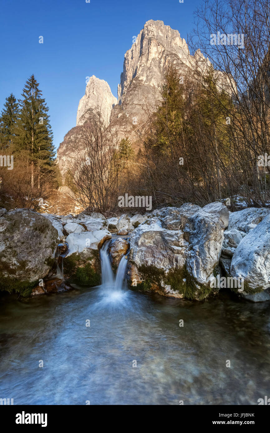 Europa, Italia, Veneto, Belluno, las paredes verticales de la Pale di San Lucano (en detalle la segunda y la tercera hoja) vistas desde la cama de la secuencia Tegnas, en el valle de San Lucano, Taibon Agordino, Dolomitas Foto de stock