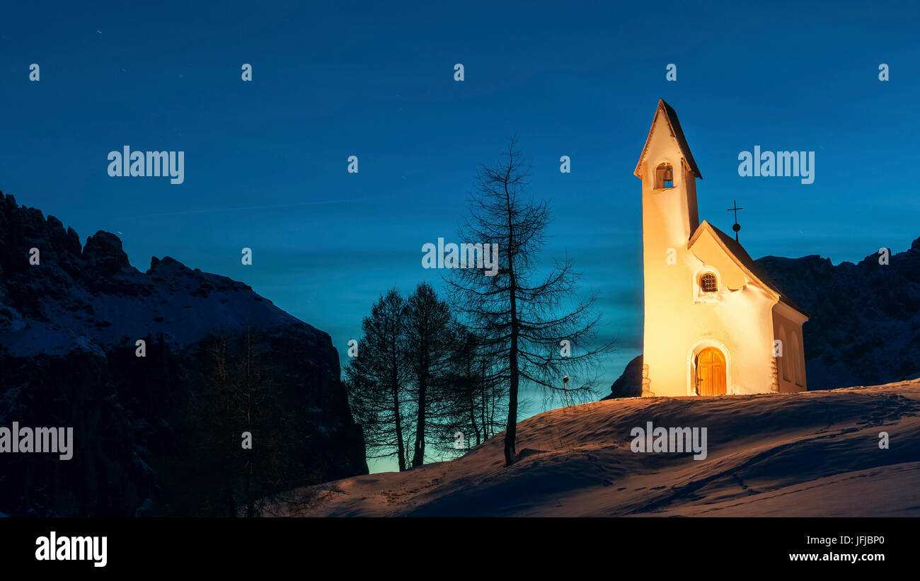 Europa, Italia, el Tirol del Sur, la pequeña iglesia alpina en Passo Gardena, vista de noche de invierno, Foto de stock